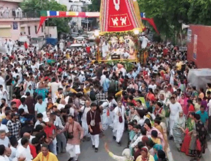 कुरुक्षेत्र में ISKCON की रथ यात्रा में उमड़ा जनसैलाब:क्रेन से चढ़ाया 56 भोग, हरे कृष्ण के जयघोष से गूंजा शहर