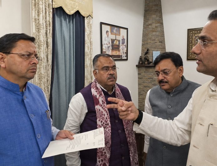 चीनी मिल के कर्मचारियों की समस्याओं के समाधान के लिए शिष्ट मंडल ने मुख्यमंत्री से की मुलाकात