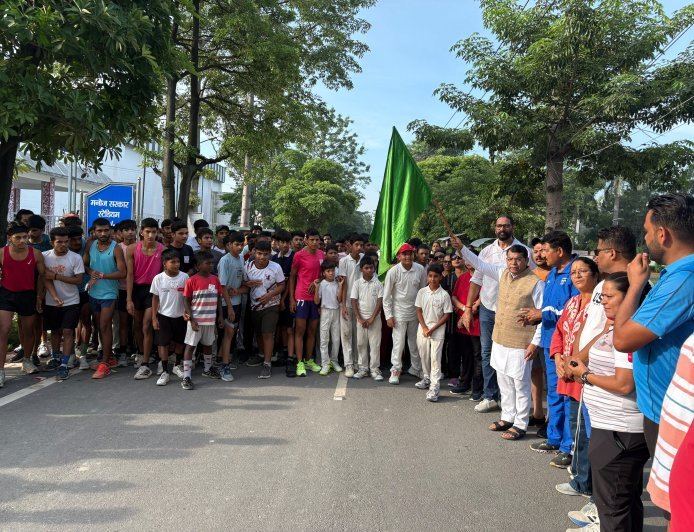 विधायक शिव अरोरा ने कारगिल विजय दिवस मनोज सरकार स्टेडियम मे हुई "रन फॉर विक्ट्री" मैराथन को दिखाई हरी झंडी* *200 से अधिक धावकों ने लिया भाग*
