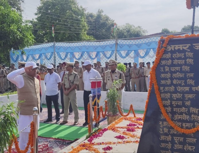 विधायक शिव अरोरा ने कारगिल विजय दिवस पर  पुलिस लाइन स्थित विजय स्मारक पर वीर शहीदों को भावभीनी श्रद्धांजलि अर्पित कर अदम्य साहस, शौर्य को किया नमन*