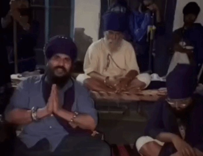 निहंग विक्की थॉमस को घोड़े की लीद उठाने की सजा:पंजाब आकर बुड्‌ढा दल से हाथ जोड़कर माफी मांगी; अश्लील फोटो वायरल की थी