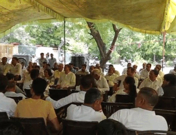 रेवाड़ी में आज फिर हड़ताल पर बैठेंगे अधिवक्ता:मुंशी और क्लर्क भी हो सकते हैं शामिल; SDM के ट्रांसफर की मांग