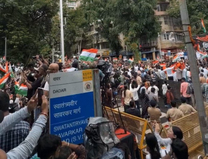 धर्मेंद्र प्रधान के इस्तीफे के बाद मुंबई में जश्न:तिरंगा लहराया; हजारों की संख्या में जुटे लोग