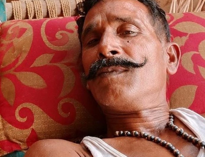 खाई में मिला अधेड़ का शव, हत्या का आरोप लगाया:हमीरपुर पुलिस बोली- शराब के नशे में गिरने से हुई मौत, पोस्टमार्टम रिपोर्ट का इंतजार