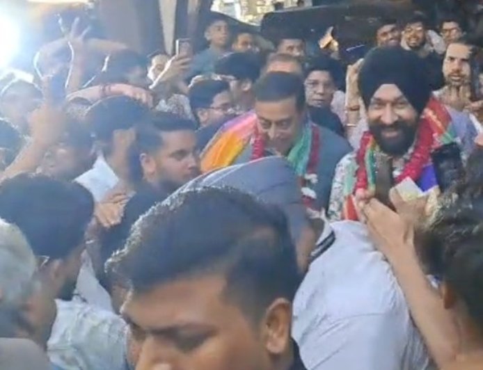 बुलंदशहर पहुंचे विंदु दारा सिंह:बोले- व्यापार और आतंकवाद साथ नहीं चल सकते, पेपर लीक रोकने के लिए परीक्षाएं हों ऑनलाइन
