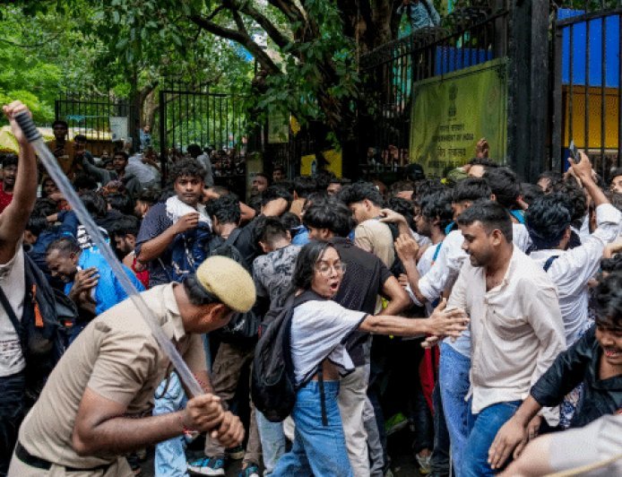 सुप्रीम कोर्ट बोला- नाबालिग प्रदर्शनकारियों को तुरंत रिहा करें:छात्रों का आंदोलन शांतिपूर्ण था, जरूरत से ज्यादा बल प्रयोग करने वालों पर कार्रवाई हो