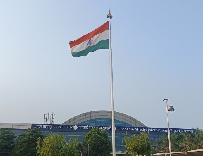मुंबई-वाराणसी फ्लाइट में यात्री हुआ बीमार:बाबतपुर एयरपोर्ट पर हुई इमरजेंसी लैंडिंग, समय पर इलाज मिलने से बची जान