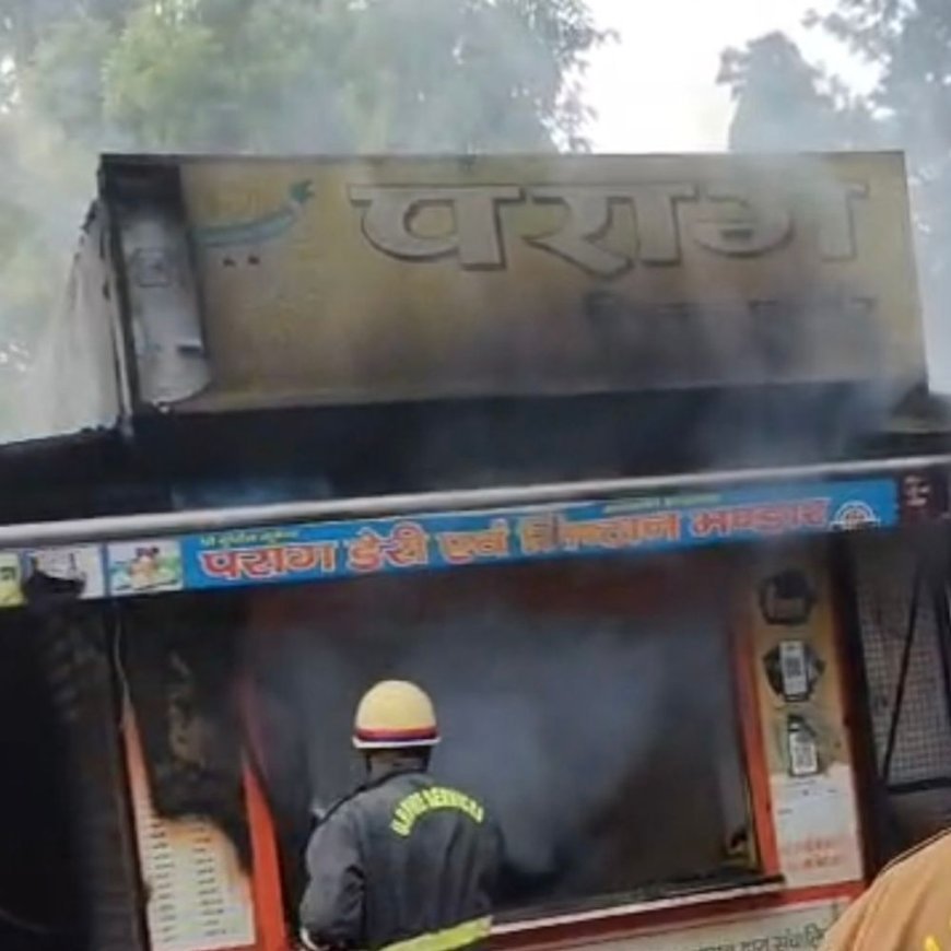 बिजनौर में दुकान में भीषण आग, लाखों का नुकसान:दमकल ने आग बुझाई, शॉर्ट सर्किट से आग लगने की आशंका जताई जा रही