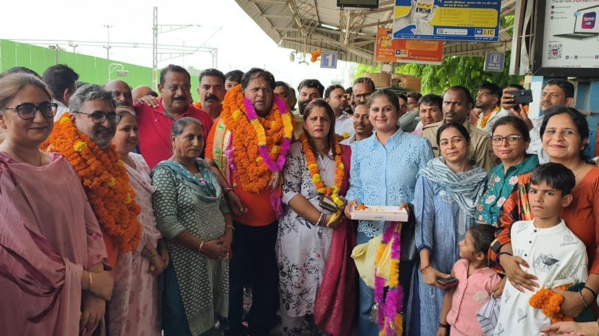 बाबा बर्फानी के दर्शन कर लौटे महापौर विकास शर्मा का जोरदार स्वागत