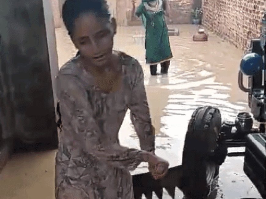 सिरसा के जोड़कियां में घरों में घुसा बारिश का पानी:बाल्टियों से निकालने में जुटी महिलाएं, मकान गिरने का डर, किसानों को राहत