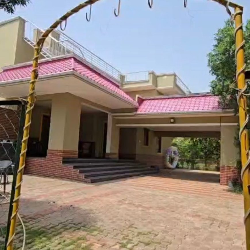 गुरुग्राम के फार्म हाउस पर जुआ रैकेट का भंडाफोड़:18 जुआरी गिरफ्तार, लाखों के चिप्स और ताश के पत्ते बरामद