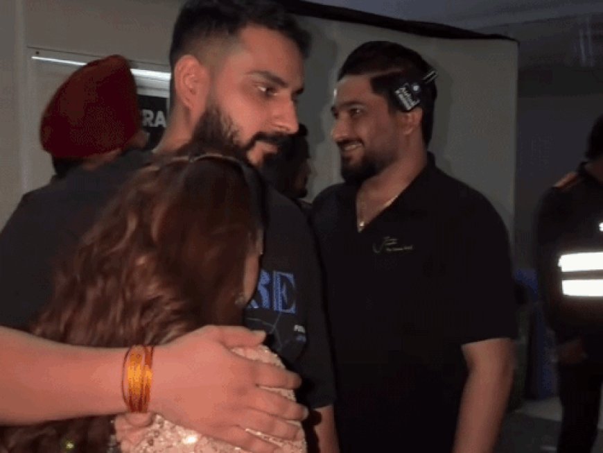धुरंधर फेम सिंगर मंगेतर को गले लगाकर रो पड़ीं:टीम की लड़कियों ने संभाला; कॉन्सर्ट से पहले का VIDEO सामने आया