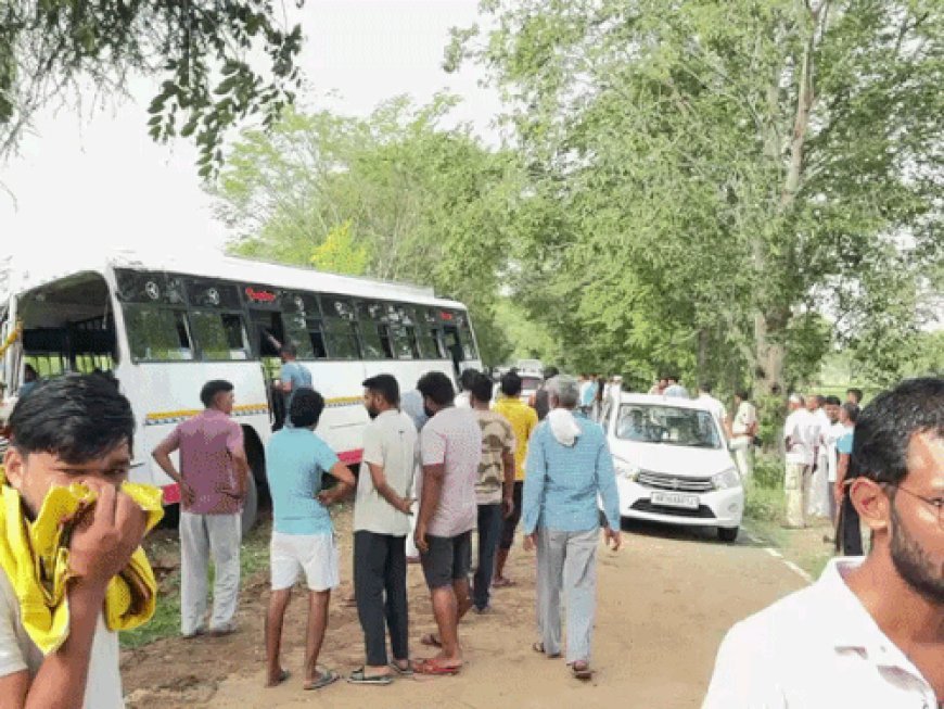 रेवाड़ी में पेड़ से टकराई प्राइवेट बस:पूर्व सैनिक की मौत, 11 घायल; 30 सवारियों से भरी बस कोसली जा रही थी