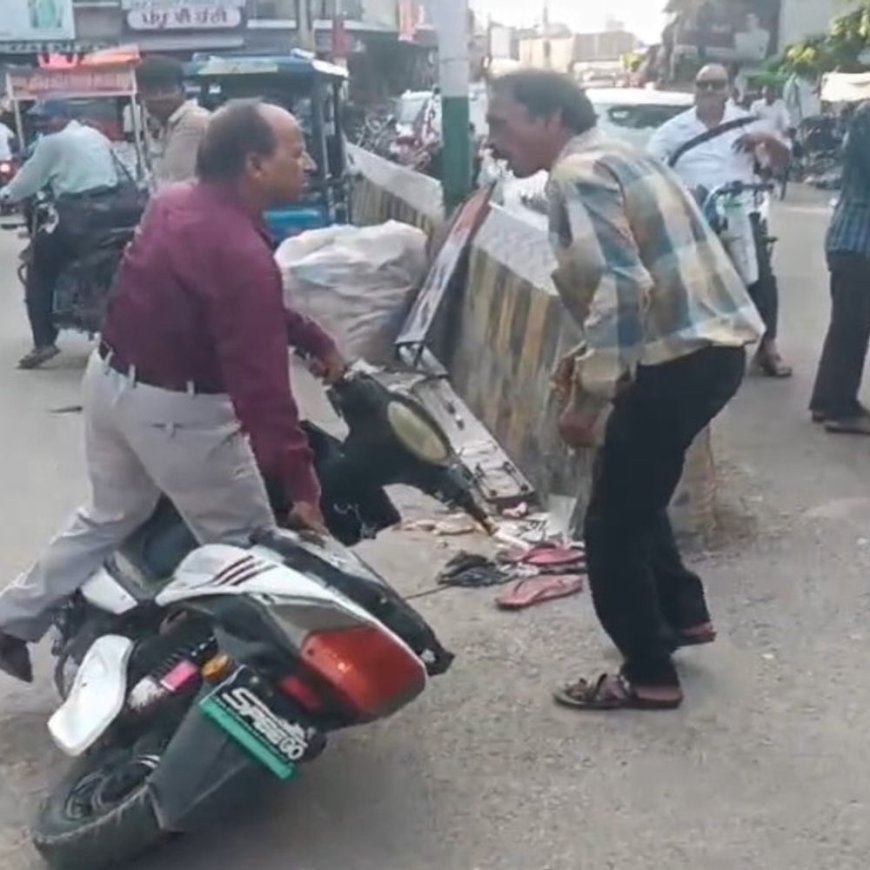थाने के बाहर शराबी ने हंगामा किया:रास्ते से जा रहे युवक की स्कूटी गिराई, पुलिसकर्मी उठाकर ले गए थाने