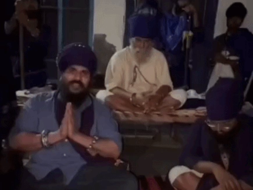 निहंग विक्की थॉमस को घोड़े की लीद उठाने की सजा:पंजाब आकर बुड्‌ढा दल से हाथ जोड़कर माफी मांगी; अश्लील फोटो वायरल की थी