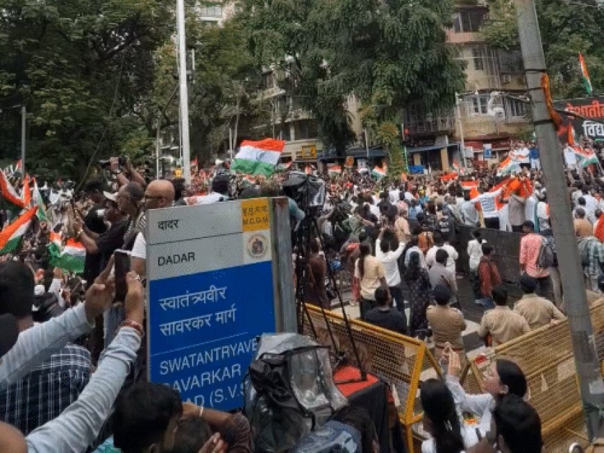धर्मेंद्र प्रधान के इस्तीफे के बाद मुंबई में जश्न:तिरंगा लहराया; हजारों की संख्या में जुटे लोग