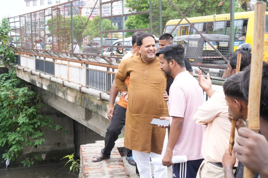 कल्याणी नदी की सफाई का महापौर विकास शर्मा ने किया निरीक्षण