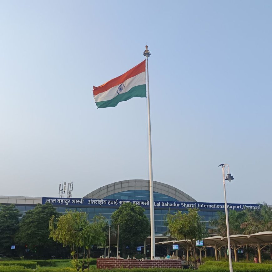 मुंबई-वाराणसी फ्लाइट में यात्री हुआ बीमार:बाबतपुर एयरपोर्ट पर हुई इमरजेंसी लैंडिंग, समय पर इलाज मिलने से बची जान
