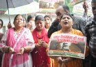 तेज बारिश में भी नहीं डिगा जनआक्रोश, धर्मपुर की बदहाल सड़कों को लेकर महिला कांग्रेस का पीडब्ल्यूडी कार्यालय पर जोरदार घेराव