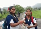 महाराष्ट्र में छात्राओं ने रिपोर्टर बनकर दिखाई बदहाल सड़क:छाते को माइक बनाकर बोली- सड़क और गड्ढों का पता नहीं चलता; MLA ने मरम्मत करवाई