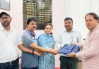 महापौर ने पर्यावरण मित्रों को वितरित किए रेनकोट