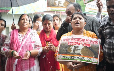 तेज बारिश में भी नहीं डिगा जनआक्रोश, धर्मपुर की बदहाल सड़कों को लेकर महिला कांग्रेस का पीडब्ल्यूडी कार्यालय पर जोरदार घेराव