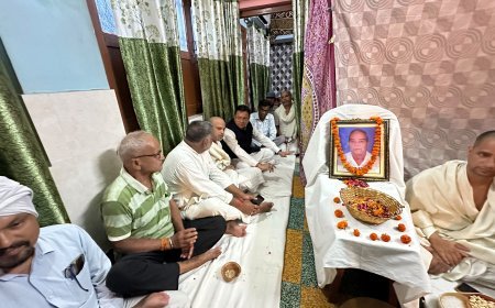 मुख्यमंत्री पुष्कर सिंह धामी ने स्व. बिशन सिंह कापड़ी को श्रद्धांजलि अर्पित कर परिजनों को दी सांत्वना