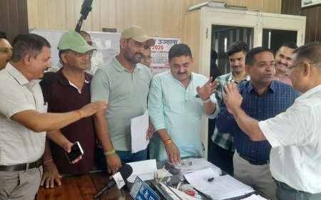 विद्युत कटौती व लो वोल्टेज की समस्या को लेकर कांग्रेस जनों ने किया अधिशासी अभियंता का घेराव