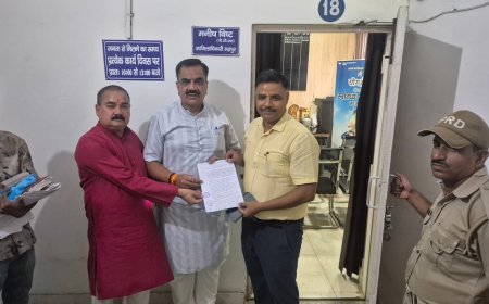 मतदाता सूची के विशेष गहन पुनरीक्षण अभियान के दौरान कथित अनियमितताओं और फर्जी आपत्तियां लगाए जाने के विरोध में गुरुवार को पूर्व विधायक एवं कांग्रेस नेता राजकुमार ठुकराल ने एसडीएम कार्यालय के समक्ष धरना दिया।