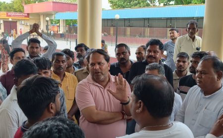 घायल युवक का हाल जानने अस्पताल पहुंचे महापौर विकास शर्मा
