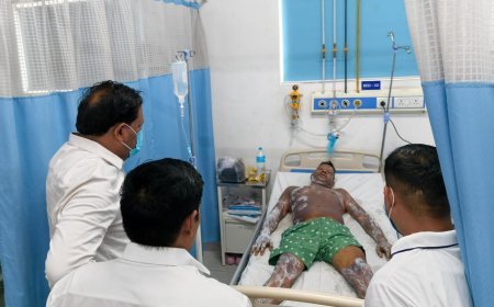 सिलेंडर फटने से झुलसे लोगों का महापौर ने जाना हाल