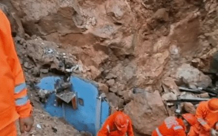 मुंबई के घाटकोपर में लैंडस्लाइड, 7 की मौत:पहाड़ का हिस्सा तीन घरों पर गिरा, मलबे में दबे लोगों को कैमरों से तलाशा