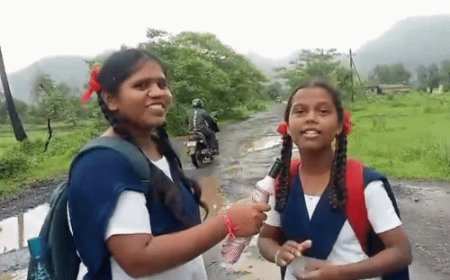 महाराष्ट्र में छात्राओं ने रिपोर्टर बनकर दिखाई बदहाल सड़क:छाते को माइक बनाकर बोली- सड़क और गड्ढों का पता नहीं चलता; MLA ने मरम्मत करवाई