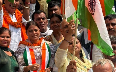 कलानौर में भाजपा कार्यकर्ताओं ने निकाली तिरंगा यात्रा:अनुसूचित जाति आयोग की वाइस चेयरपर्सन रेनू डाबला हुई शामिल, देशभक्ति का माहौल बना