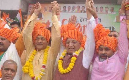 गाजियाबाद में भाजपा की तिरंगा यात्रा:गुरुद्वारा साहिब से शहीद पथ तक निकली यात्रा; तिरंगे के साथ गूंजे ‘भारत माता की जय’ के नारे