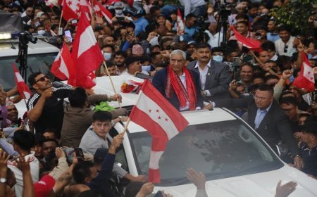 नेपाल के पूर्व PM देउबा, जिन्हें Gen-Z के विरोध-प्रदर्शन में मार पड़ी थी, इलाज के लिए महीनों विदेश में रहने के बाद लौटे; उनका ज़ोरदार स्वागत हुआ