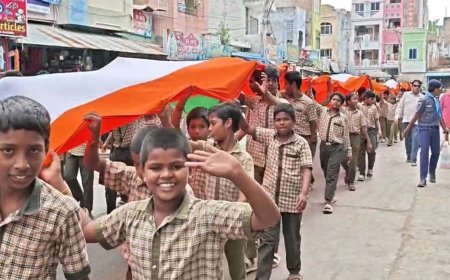 Markapuram में 330 फीट लंबे तिरंगे के साथ निकली Har Ghar Tiranga रैली, ASP Navjyoti Mishra ने युवाओं को किया प्रेरित