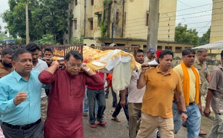 अभिषेक वाल्मीकि की अंतिम यात्रा में विधायक शिव अरोरा ने दिया कंधा, नम आंखों से दी अंतिम विदाई