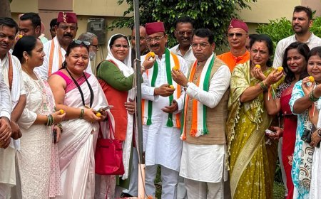 80 वे स्वतंत्रता दिवस पर विधायक शिव अरोरा ने रुद्रपुर में जगह-जगह किया ध्वजारोहण* *आजादी के वीर सेनानियों के त्याग को नमन कर विकसित, आत्मनिर्भर एवं सशक्त भारत के निर्माण का लिया संकल्प