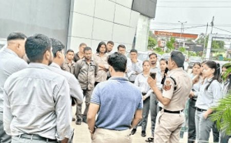 रेवाड़ी में साइबर ठगी के खिलाफ जागरूकता अभियान:पुलिस ने कार शोरूम कर्मचारियों को बताए बचाव के तरीके; लोगों को किया सतर्क