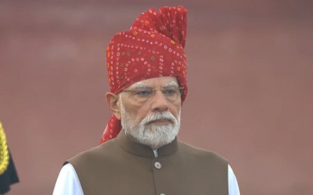 मोदी ने बांधनी पैटर्न की लाल राजस्थानी पगड़ी पहनी:13 साल में लाल किले पर हर बार अलग अंदाज; 5 बार केसरिया पगड़ी बांधी