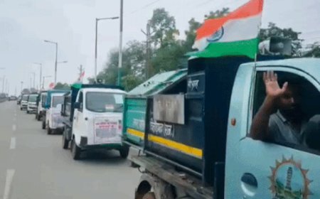 कचरे की EV-गाड़ियों से निकाली स्वच्छता तिरंगा यात्रा:सफाईकर्मी बोले- शहर को साफ रखना सभी नागरिकों की भी जिम्मेदारी