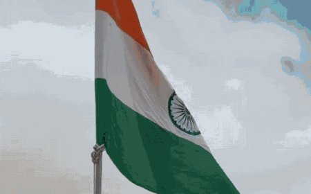 भाटी ने झोपड़ी में चल रहे स्कूल में किया ध्वजारोहण:बोले- आजादी के 80 साल बाद भी यहां सुविधाएं नहीं, ऐसे कैसे होगा विकसित भारत