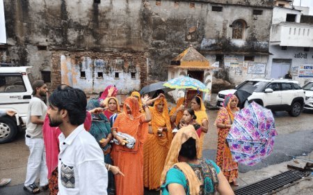 महिलाओं ने कोतवाली थाने के सामने एक घंटे किया संकीर्तन:मंदिर में टिन शेड का काम रुकवाने से आक्रोश, कार्य शुरू कराने की मांग