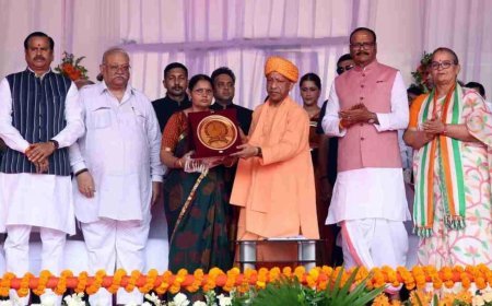 सीएम योगी ने किया बलिदानी वीरों के परिजनों का सम्मान
