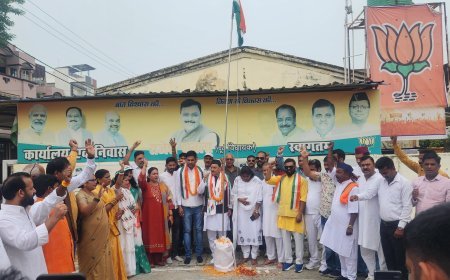 स्वतंत्रता दिवस पर पूर्व विधायक राजेश शुक्ला ने आवास पर किया ध्वजारोहण, कार्यकर्ताओं ने राष्ट्रगान के साथ लिया देशसेवा का संकल्प