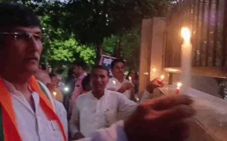 भिवानी में भाजपा ने निकाला कैंडल मार्च:जिलाध्यक्ष विरेंद्र कौशिक ने कांग्रेस पर राष्ट्रगीत के अपमान का लगाया आरोप, बोले- नहीं होगा सहन