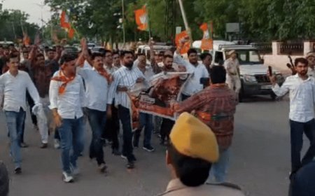 भाजपा कार्यकर्ताओं का सोनिया गांधी के खिलाफ प्रदर्शन:कांग्रेसी सामने आए तो नारेबाजी हुई, पुलिस ने बचाव कर संभाली स्थिति