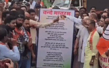 भाजपा सांसद ने 'वंदे मातरम्' के बैनर पर छिड़का गौमूत्र:कांग्रेस नेताओं के पोस्टरों पर कालिख पोती गई, बोले- राष्ट्रगीत का अपमान बर्दाश्त नहीं