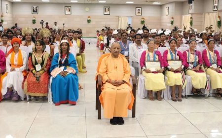 8 राज्यों के कलाकारों से CM योगी ने किया संवाद, बोले- विविधता में एकता ही भारत की ताकत, कलाकारों को किया सम्मानित